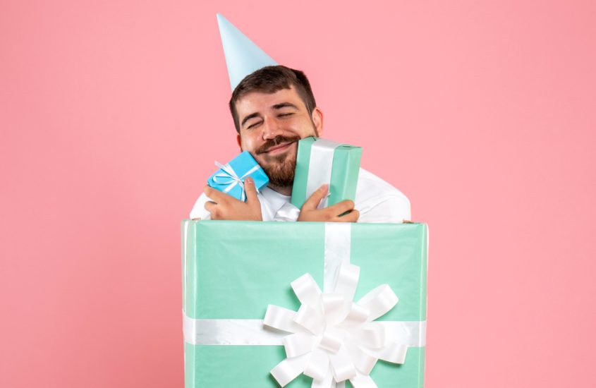 32 idei de cadouri pentru barbati de zi de nastere