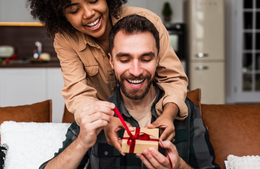 32 idei de cadouri de Valentine’s Day pentru el